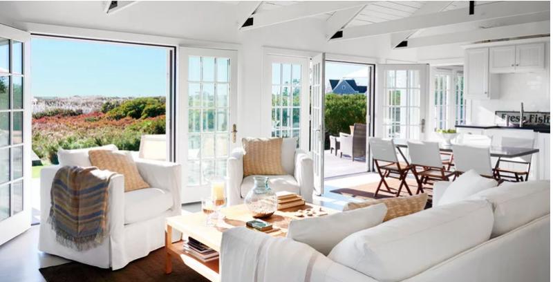 Sau cải tạo, căn phòng được "lột xác" một cách ngoạn mục với ánh sáng ngập tràn, những cánh cửa rộng mở. phòng khách sau cải tạo