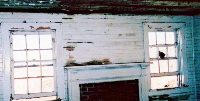 Phòng khách cũ chật chội đã mục nát và ẩm mốc, những khung cửa hoen gỉ khiến không gian càng thêm sập sệ. phòng khách chật chội, tối tăm