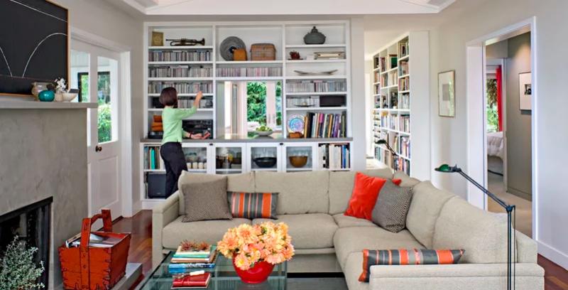 Không gian đã được thay đổi một cách ngoạn mục khi chọn lại sofa và trang trí kệ sách ấn tượng. thay đổi phòng khách